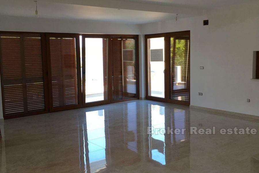 Nybygd, tomanns villa med utsikt over havet