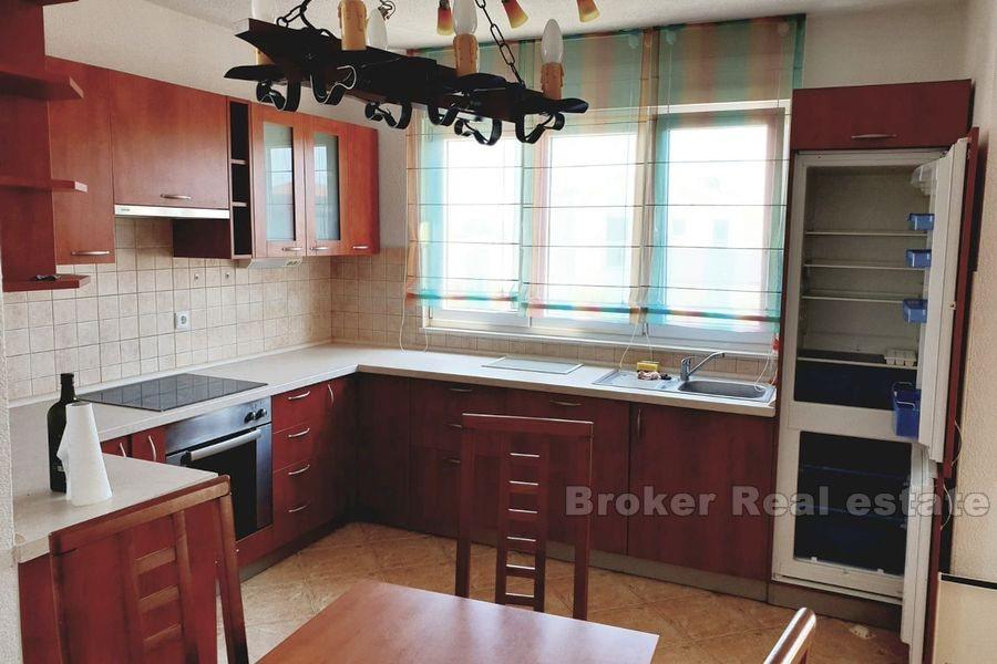 Квартира с двумя спальнями в небольшом здании