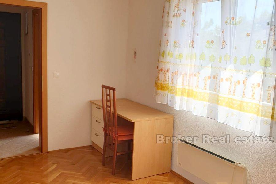 Квартира с двумя спальнями в небольшом здании