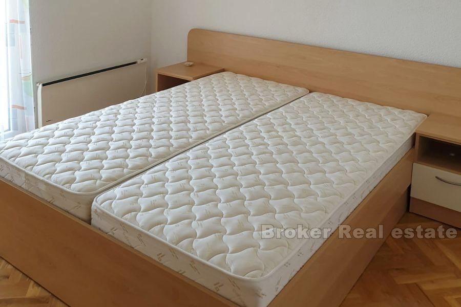 Квартира с двумя спальнями в небольшом здании