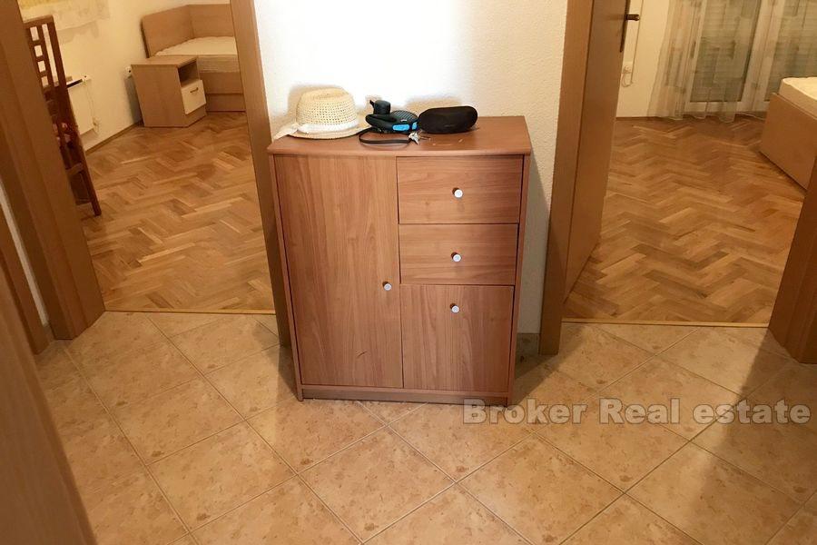 Квартира с двумя спальнями в небольшом здании