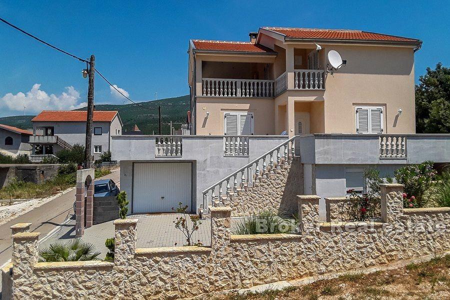 Casa indipendente con vista mare, in vendita