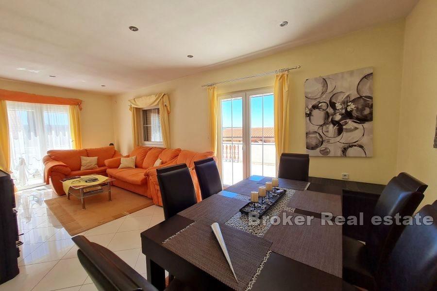 Casa indipendente con vista mare, in vendita
