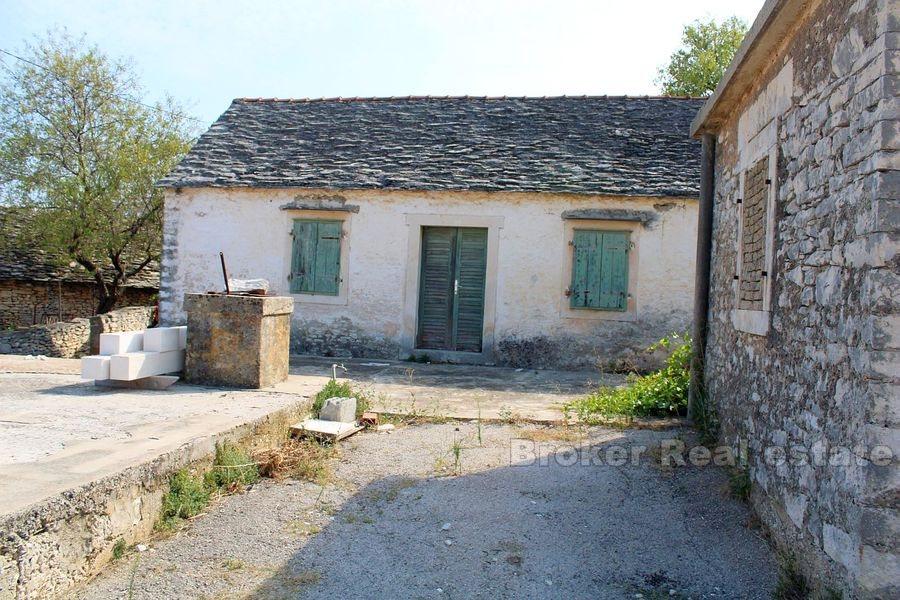 Vecchia casa in pietra in vendita