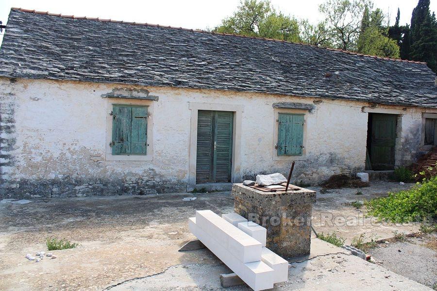 Vecchia casa in pietra in vendita