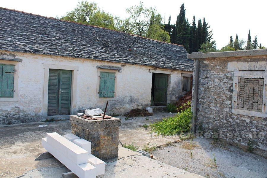 Gammelt steinhus til salgs