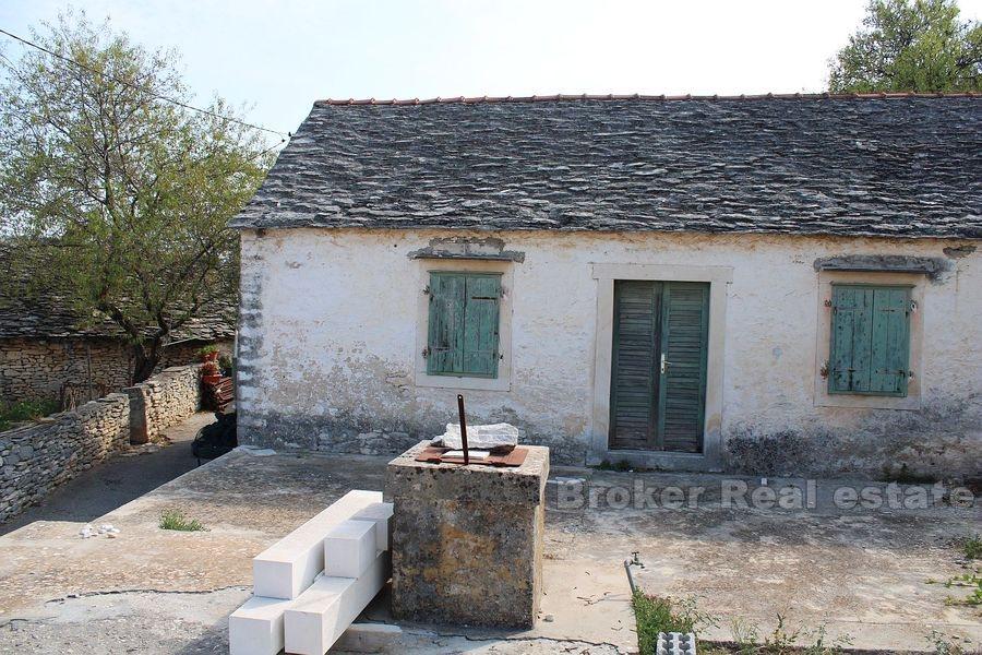Vecchia casa in pietra in vendita