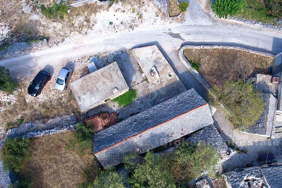 Vecchia casa in pietra in vendita