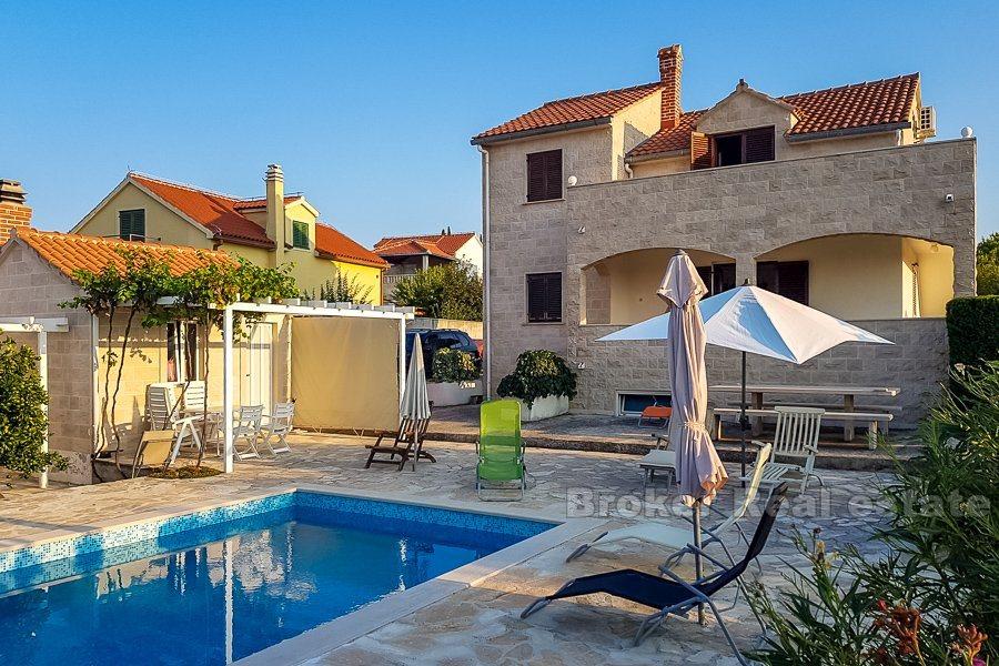 Charmante maison avec piscine, à vendre