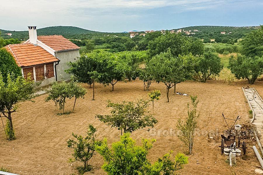Detached house with a large garden, for sale