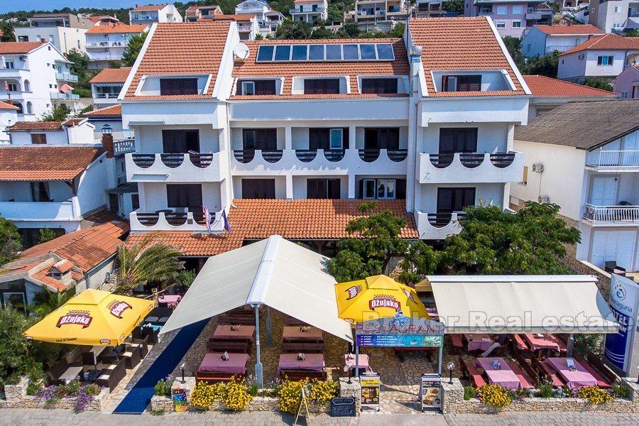 Hotel z restauracją w pierwszym rzędzie od morza