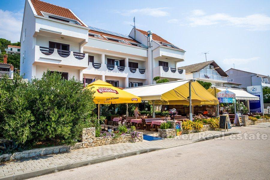 Hotel z restauracją w pierwszym rzędzie od morza