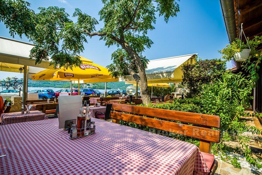 Hotel z restauracją w pierwszym rzędzie od morza