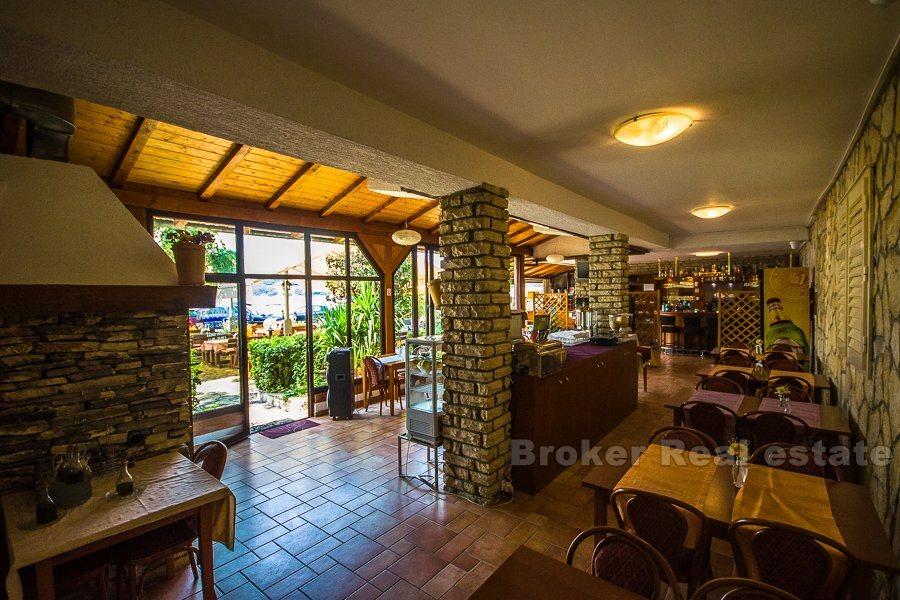Hotel z restauracją w pierwszym rzędzie od morza