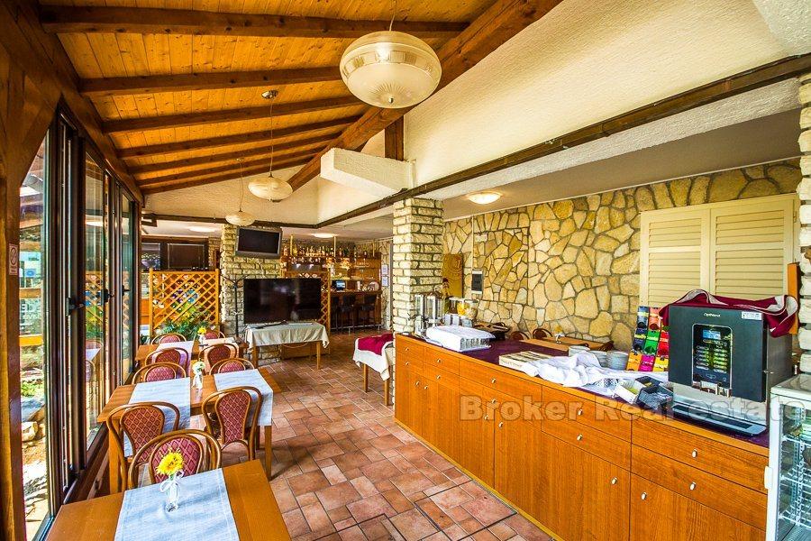 Hotel z restauracją w pierwszym rzędzie od morza