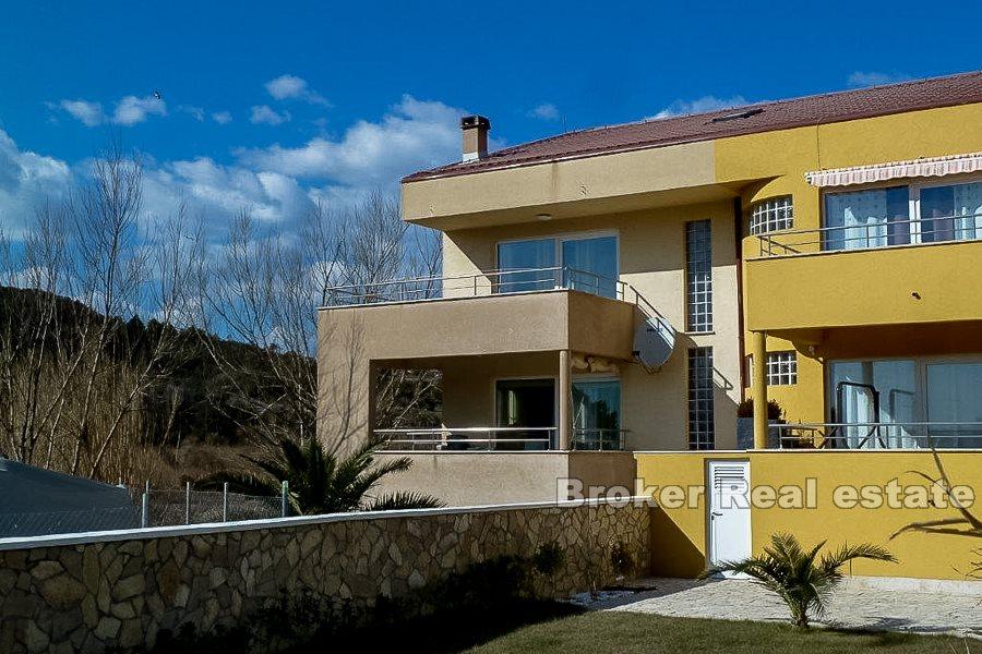 Двухэтажная квартира, полностью меблированная, продается