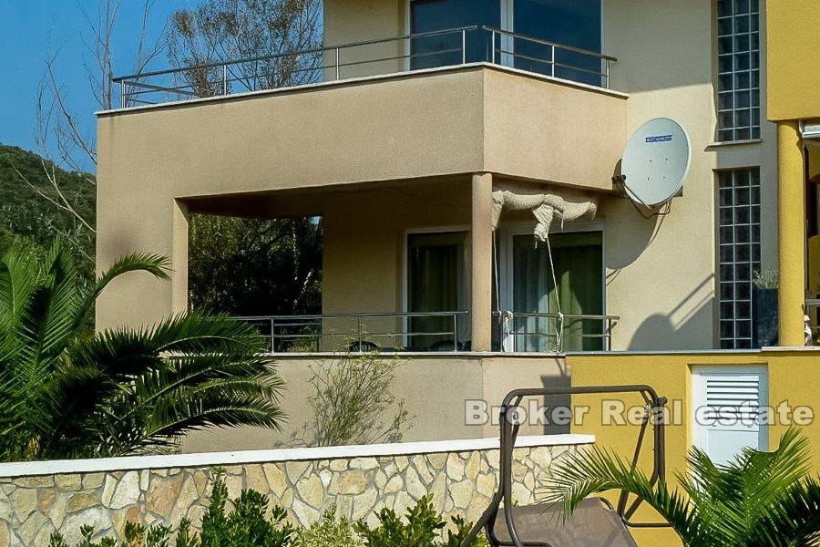 Двухэтажная квартира, полностью меблированная, продается