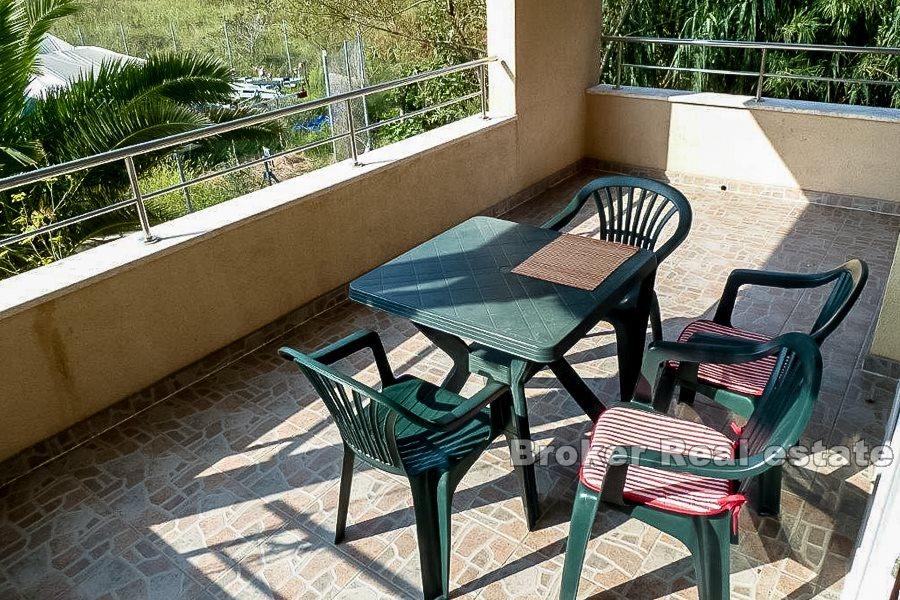 Двухэтажная квартира, полностью меблированная, продается