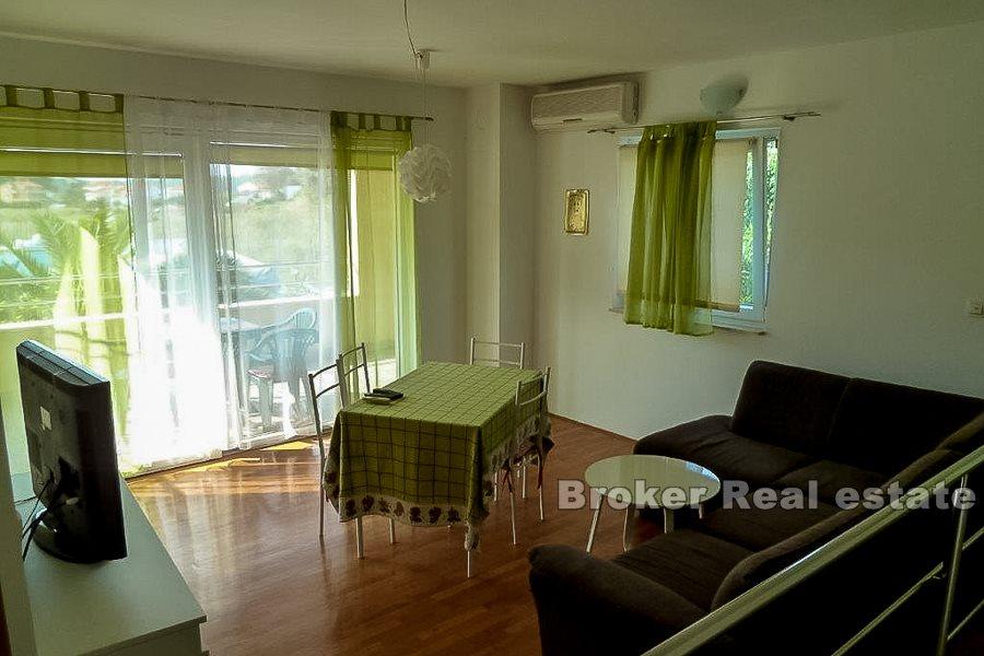 Двухэтажная квартира, полностью меблированная, продается