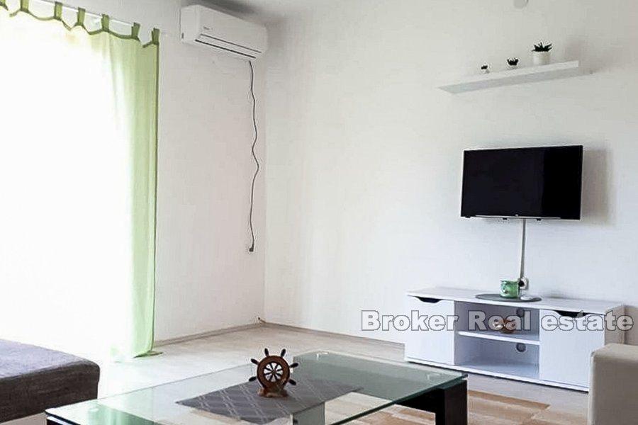 Dom z apartamentami w cichej okolicy, na sprzedaż