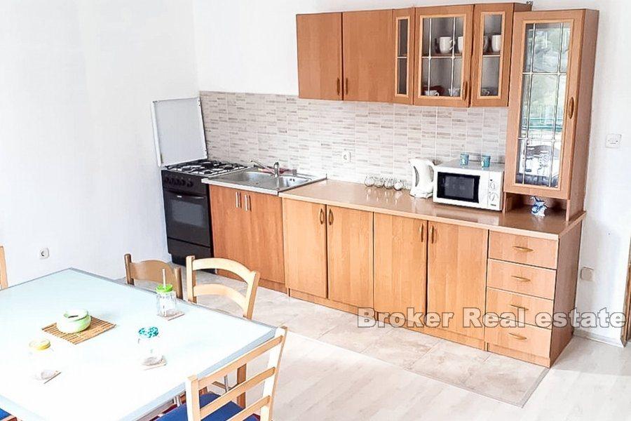 Dom z apartamentami w cichej okolicy, na sprzedaż