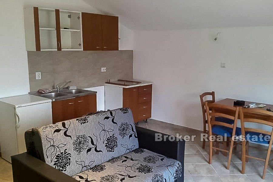 Dom z apartamentami w cichej okolicy, na sprzedaż