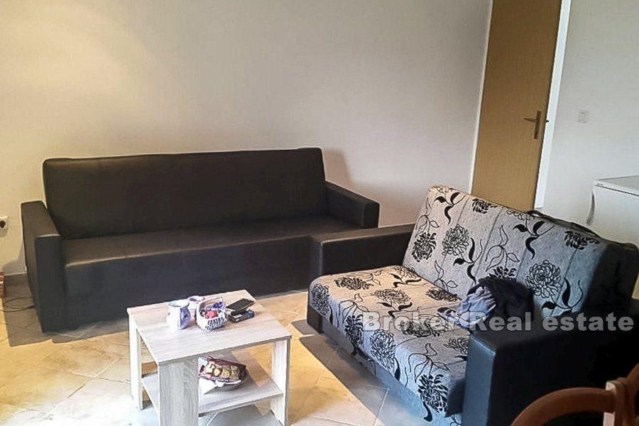 Dom z apartamentami w cichej okolicy, na sprzedaż