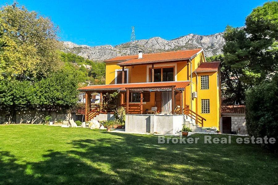 Maison individuelle avec un beau jardin, à vendre