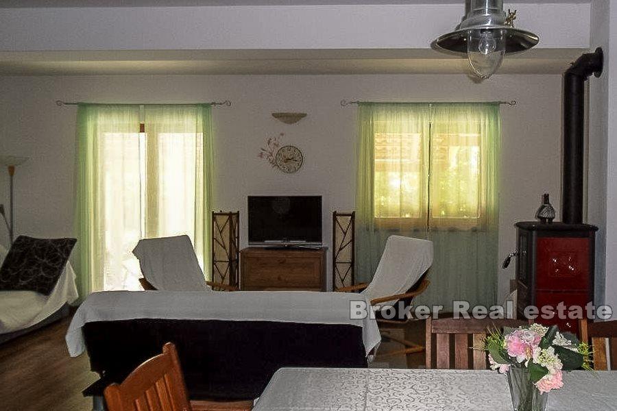 Dom wolnostojący z ładnym ogrodem, na sprzedaż