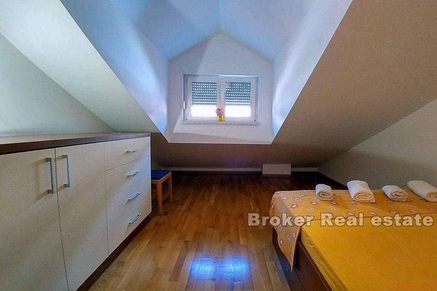 Trzypokojowe mieszkanie na dwóch piętrach, na sprzedaż