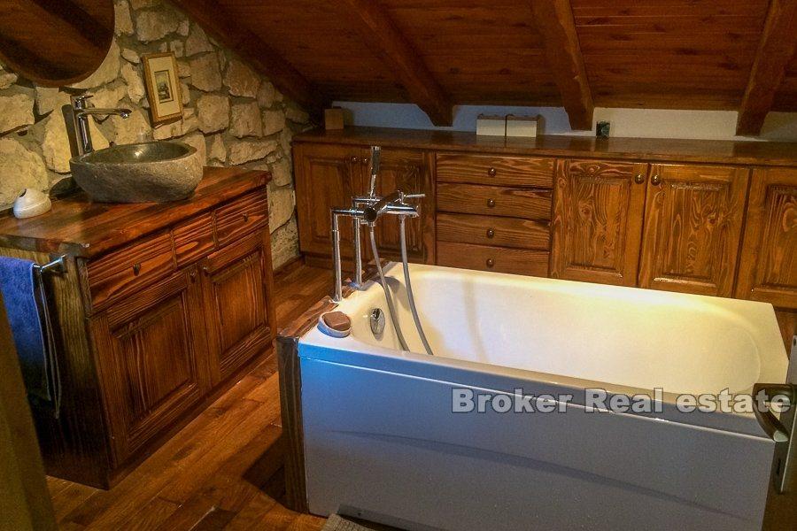 Propriété intéressante au coeur de la vieille ville, à vendre