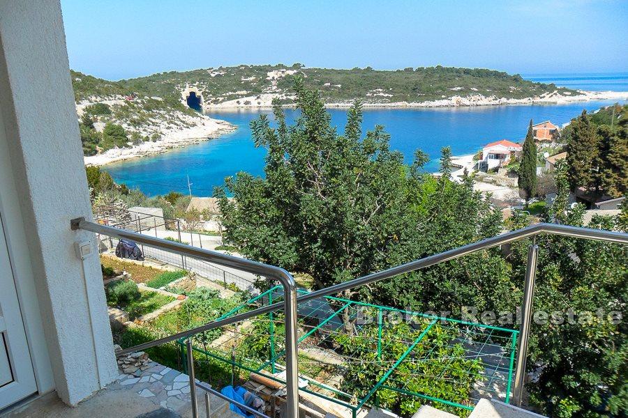 Detached house with a beautiful bay view, for sale