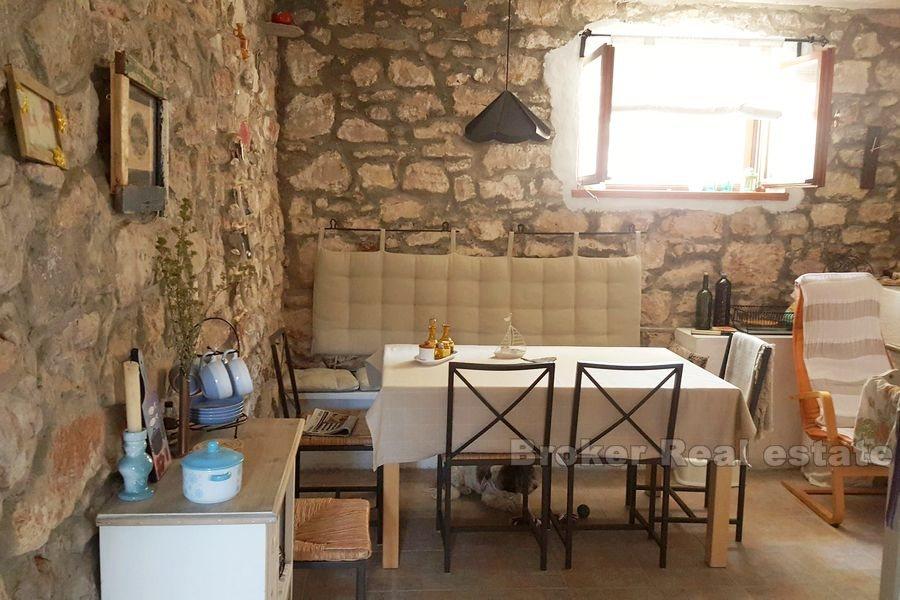 Прекрасный далматинский каменный дом