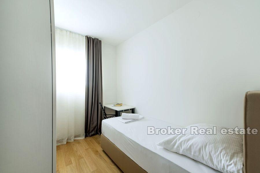 Neu gebaute Wohnungen in der Nähe des Meeres