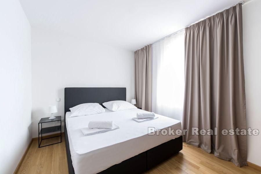 Neu gebaute Wohnungen in der Nähe des Meeres