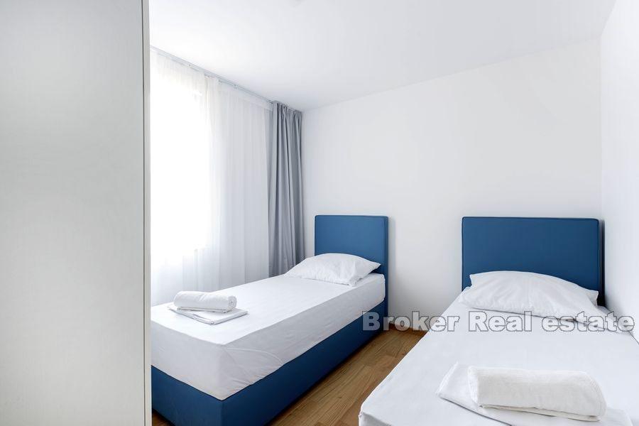 Neu gebaute Wohnungen in der Nähe des Meeres