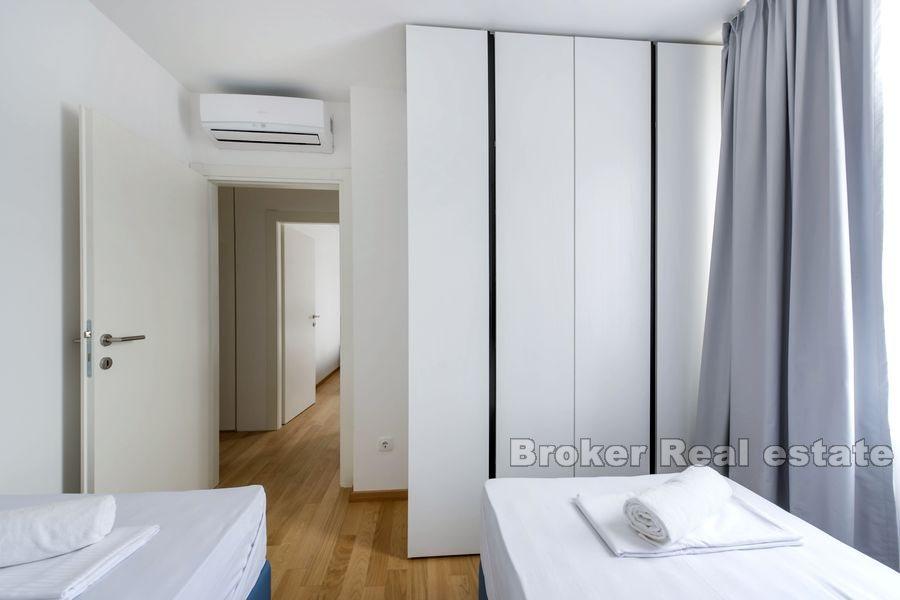 Neu gebaute Wohnungen in der Nähe des Meeres