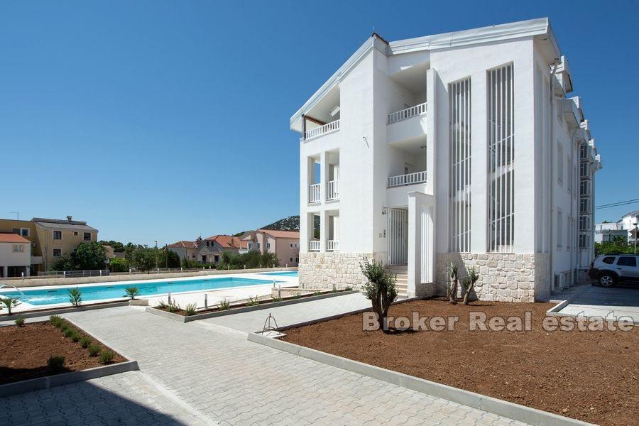 Neu gebaute Wohnungen in der Nähe des Meeres