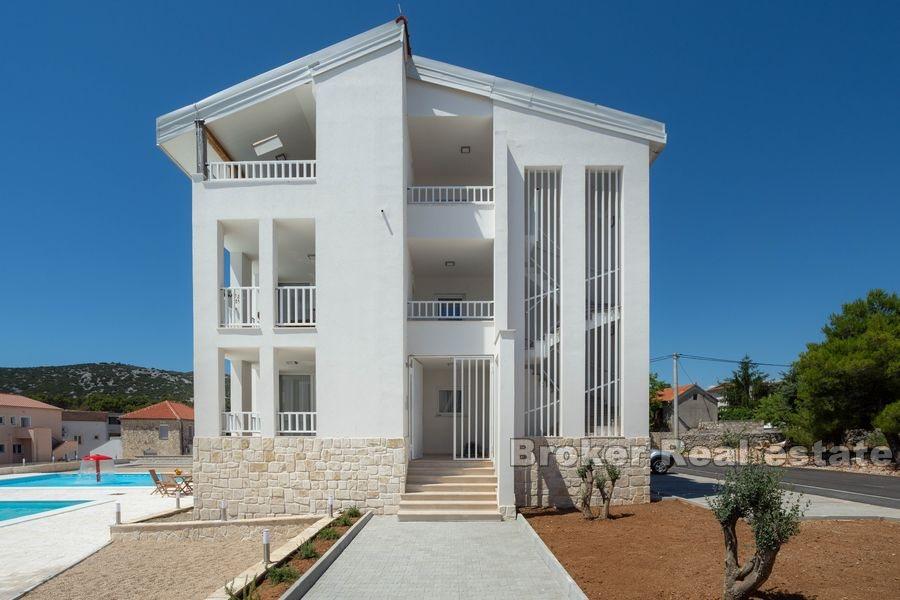 Neu gebaute Wohnungen in der Nähe des Meeres