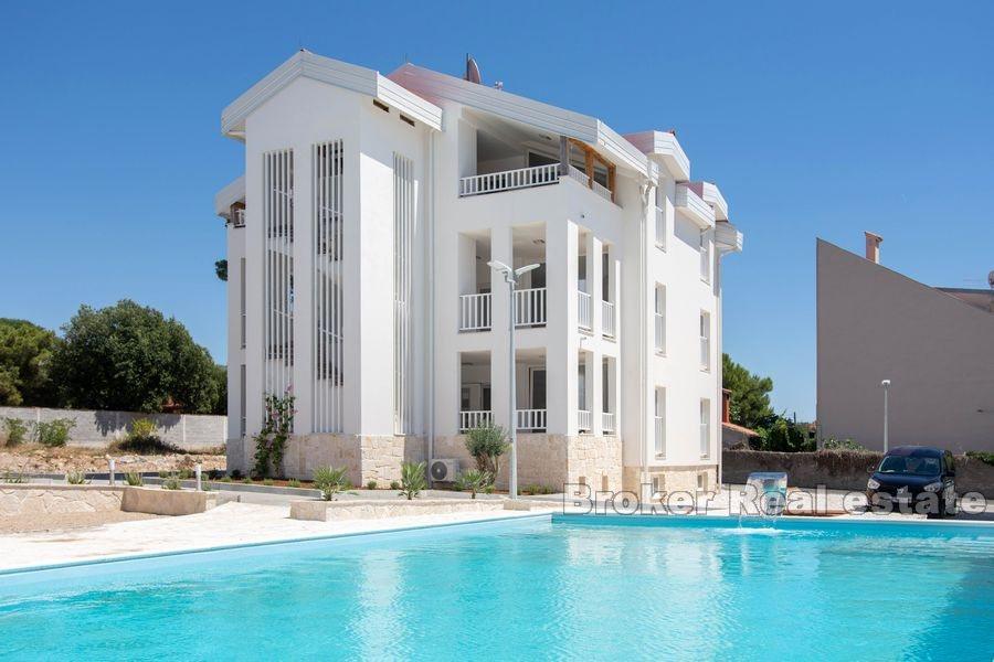 Neu gebaute Wohnungen in der Nähe des Meeres