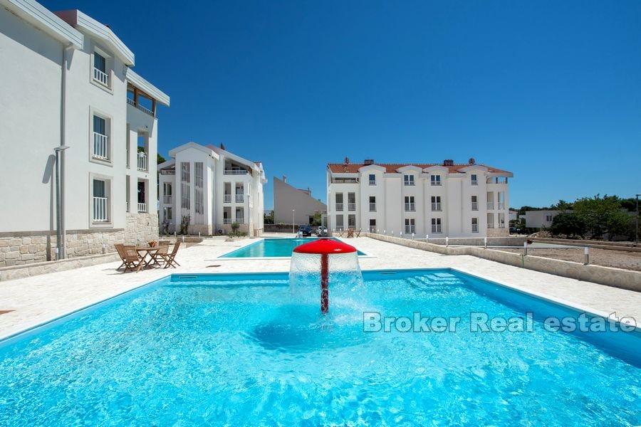 Neu gebaute Wohnungen in der Nähe des Meeres