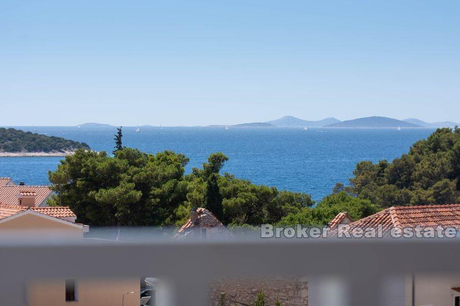 Neu gebaute Wohnungen in der Nähe des Meeres