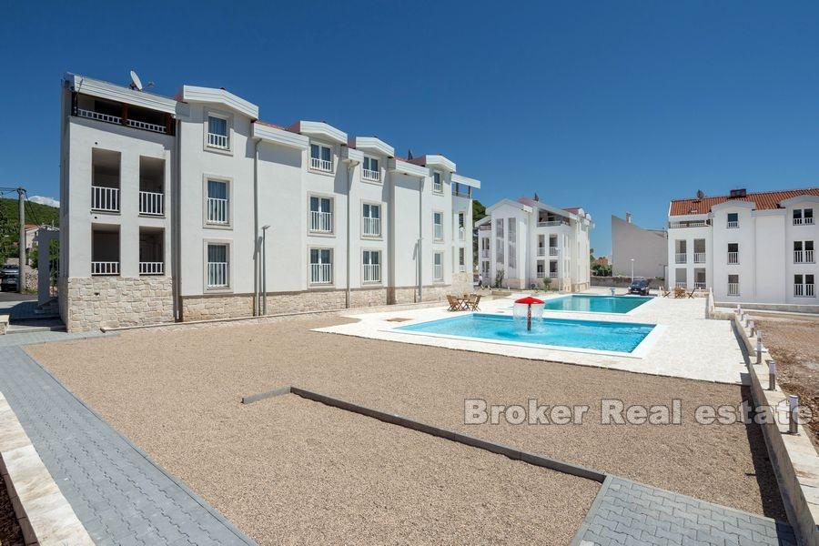 Neu gebaute Wohnungen in der Nähe des Meeres