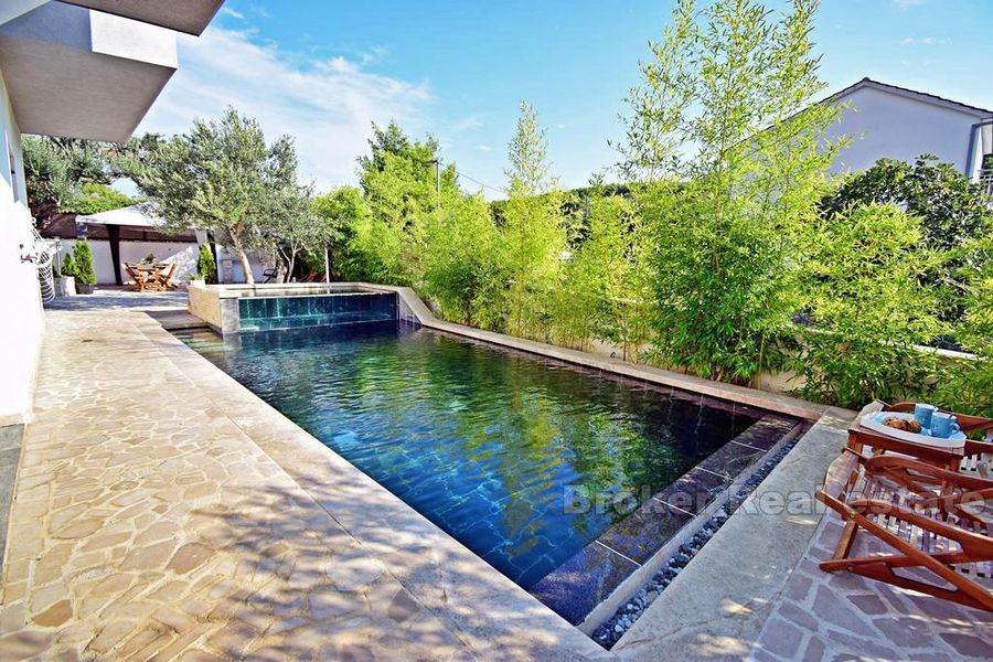 Freistehendes Haus mit Pool