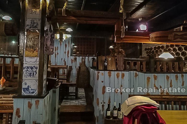 Samostojeća kuća uz more, na prodaju