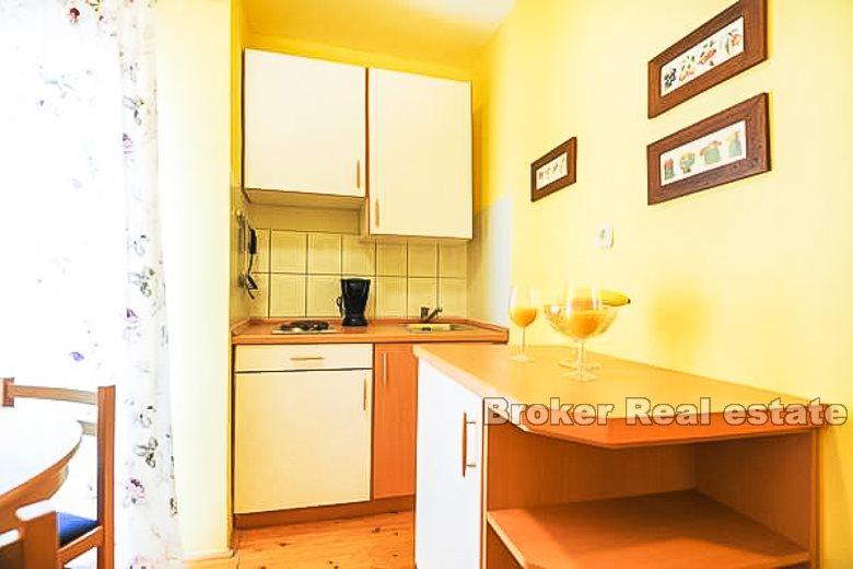 Detached house by the sea, for sale