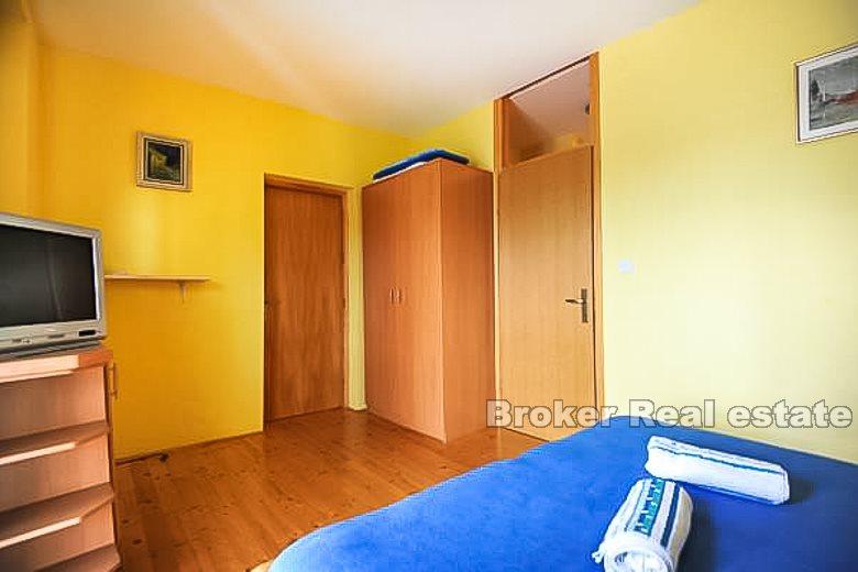 Detached house by the sea, for sale