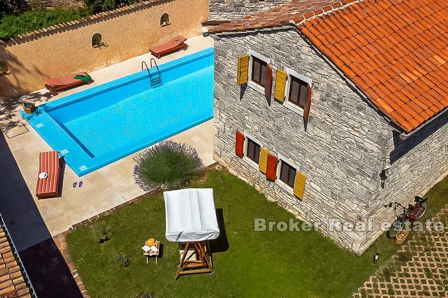 Detached stone house in a quiet location, for sale