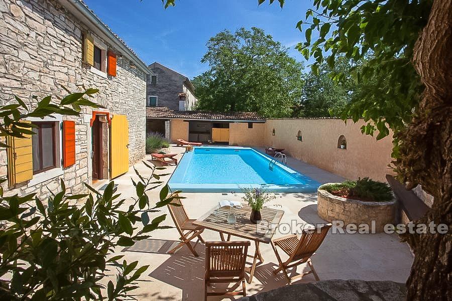 Detached stone house in a quiet location, for sale