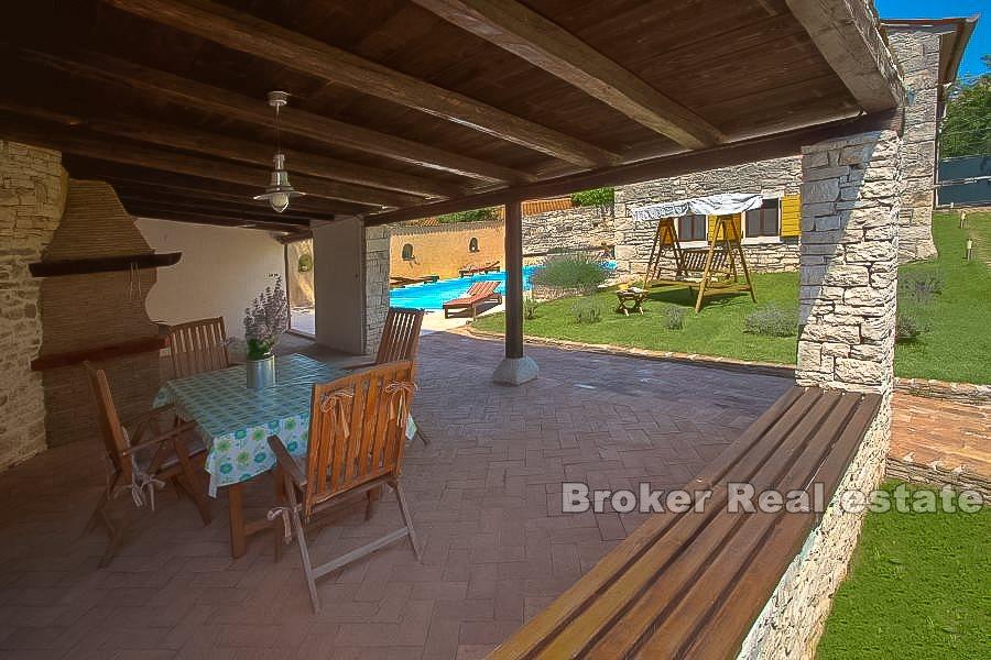 Detached stone house in a quiet location, for sale